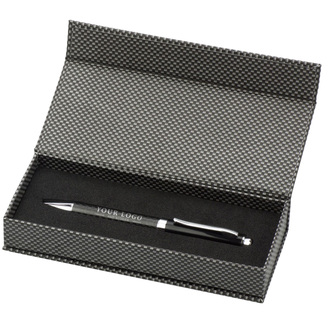 Penna a sfera personalizzabile con corpo in carbonio nero, presentata in elegante astuccio magnetico rigido con chiusura, ideale come regalo aziendale.