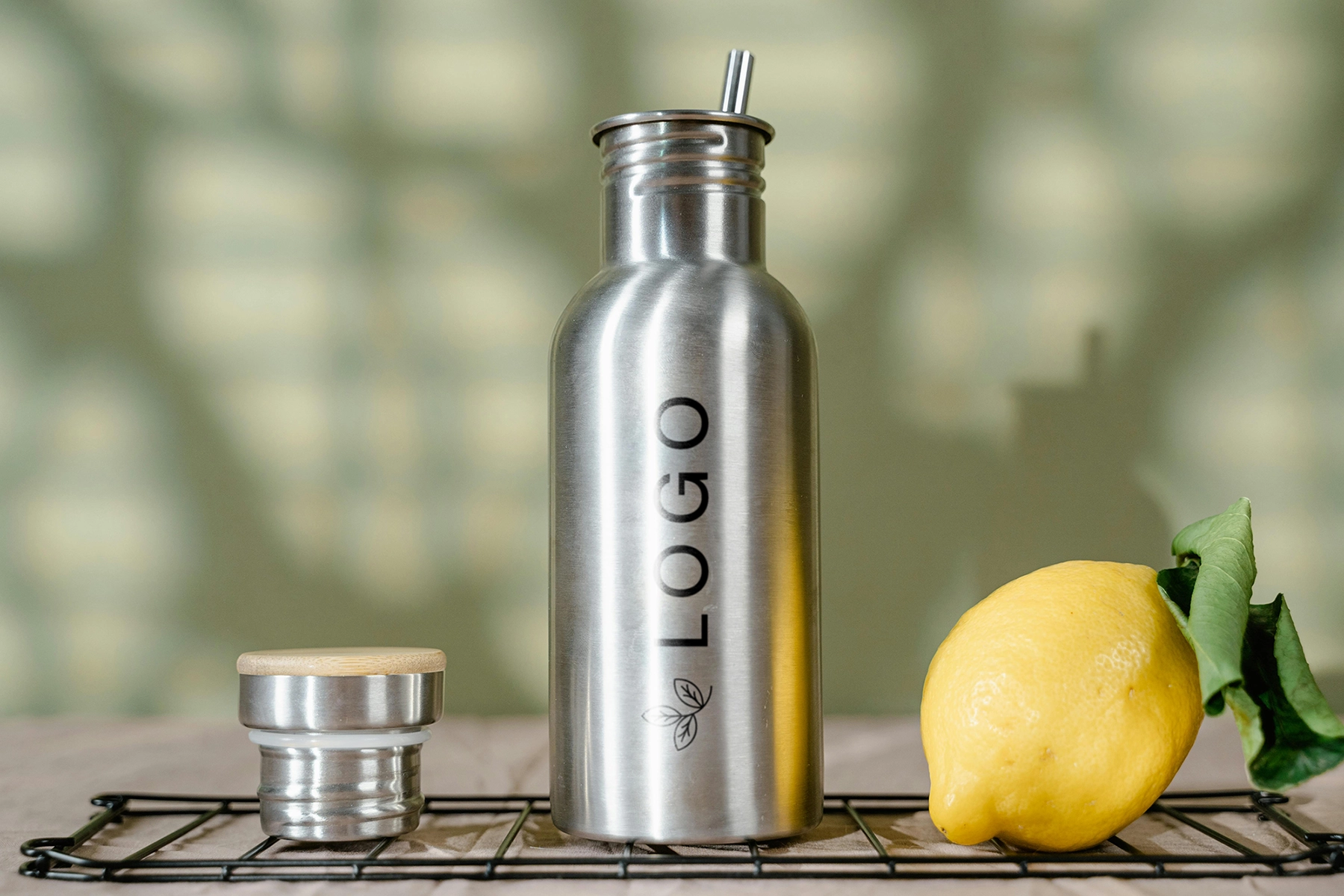 Borraccia personalizzata in acciaio inox con tappo separato e limone: simbolo di sostenibilità aziendale