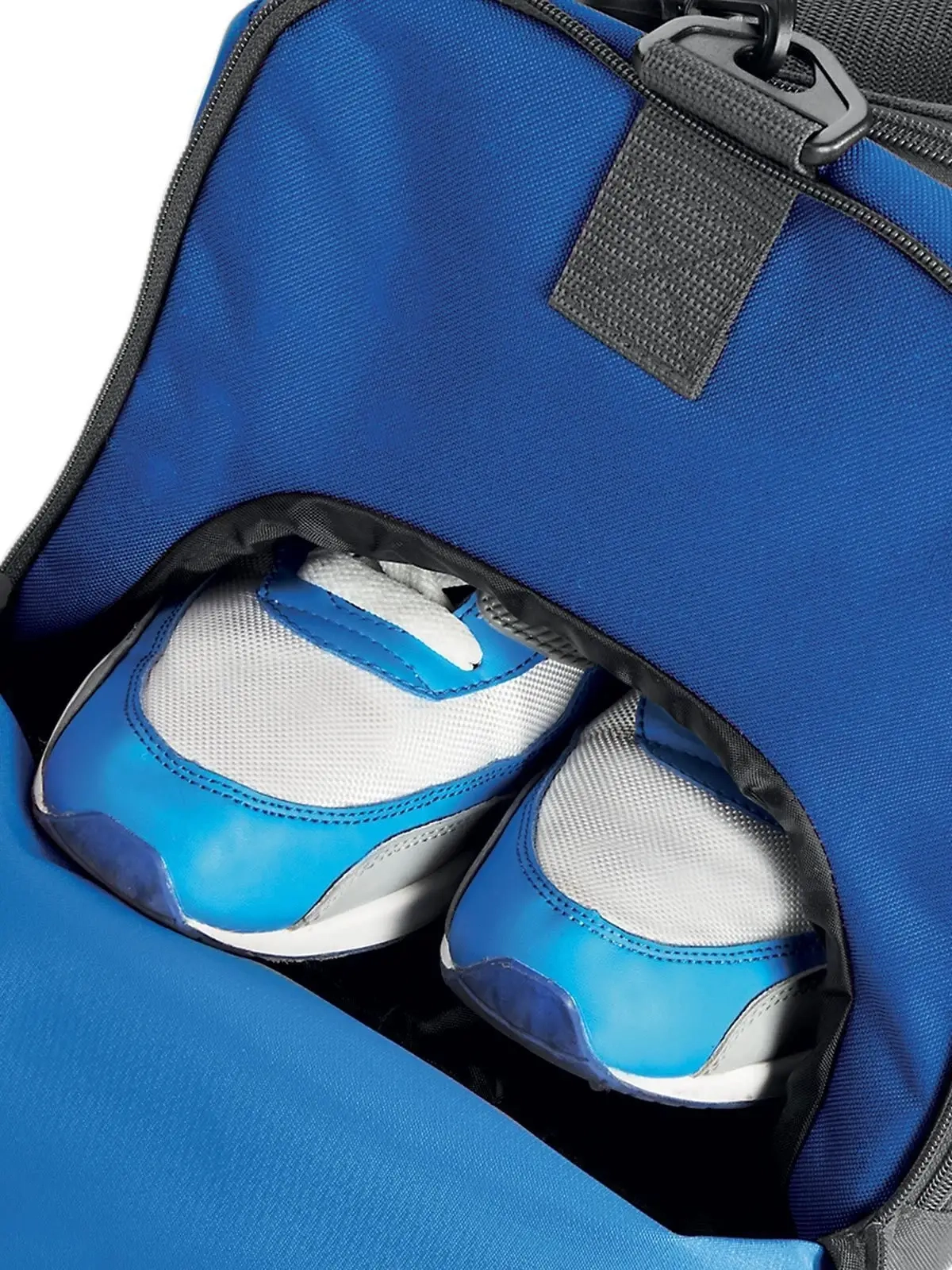 Dettaglio scomparto scarpe in un borsone palestra: igiene, praticità e spazio separato in una duffel bag moderna