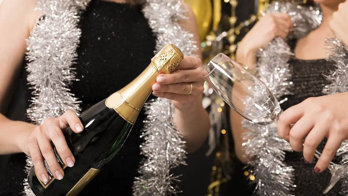 brindisi capodanno 2026 due donne brindano con flute a capodanno