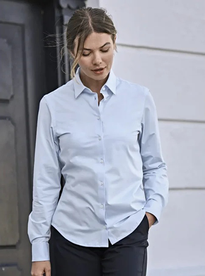 Camicia da donna in cotone jersey elasticizzato, vestibilità sagomata e stile elegante, ideale per abbigliamento confortevole e professionale
