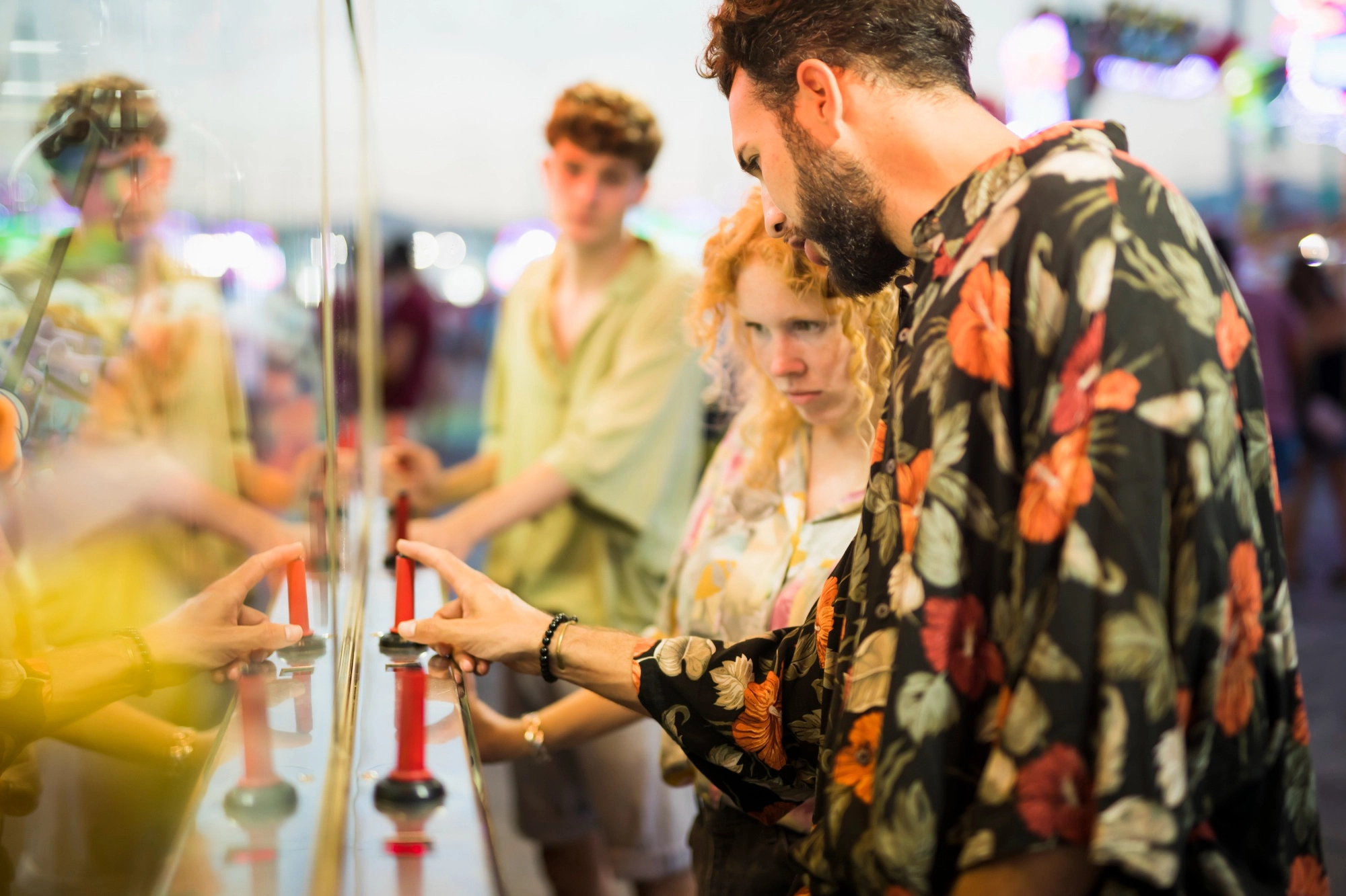 Visitatori interagiscono con gioco digitale a schermo touch in stand fieristico