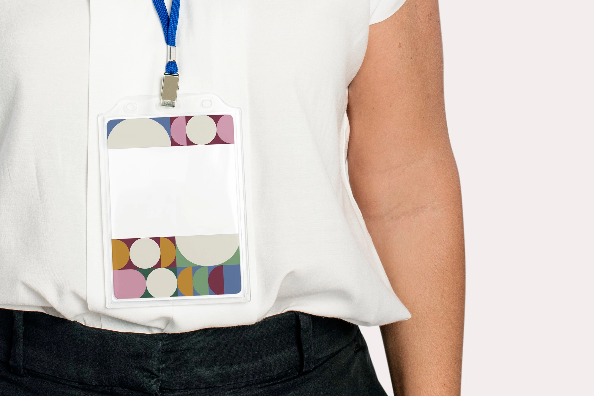 Dettaglio badge con lanyard blu indossato durante evento fieristico