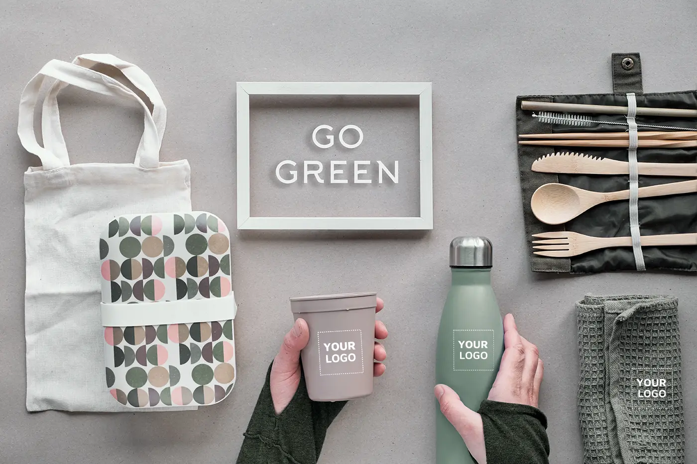 Set di gadget ecologici personalizzati: borraccia riutilizzabile, posate in bamboo, tazza e shopper in cotone per campagne eco-friendly