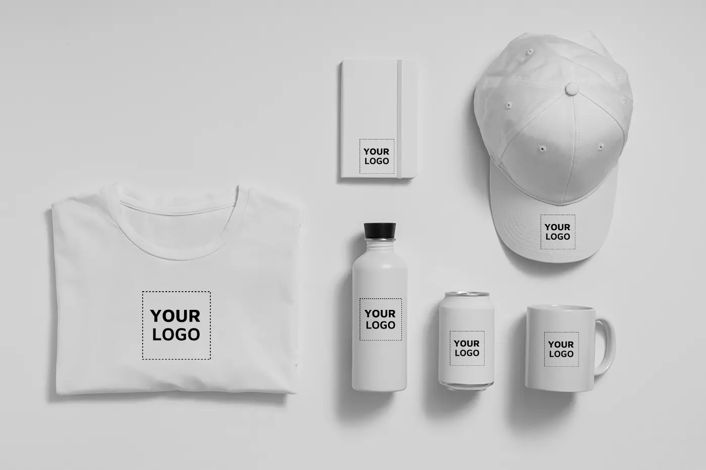 Set di gadget aziendali personalizzati con logo: t-shirt, cappellino, borraccia, tazza e quaderno per promozione aziendale