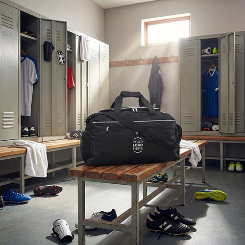 Borsone sportivo personalizzato con logo del club in spogliatoio: ideale per squadre di calcio, tornei ed eventi sportivi