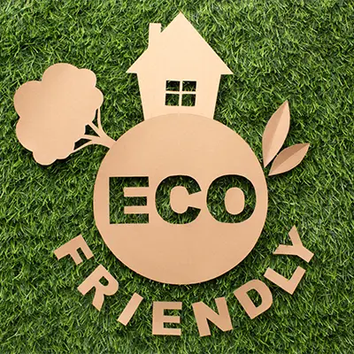 Simbolo eco-friendly su prato verde che rappresenta sostenibilità e materiali certificati per i gadget natalizi ecologici
