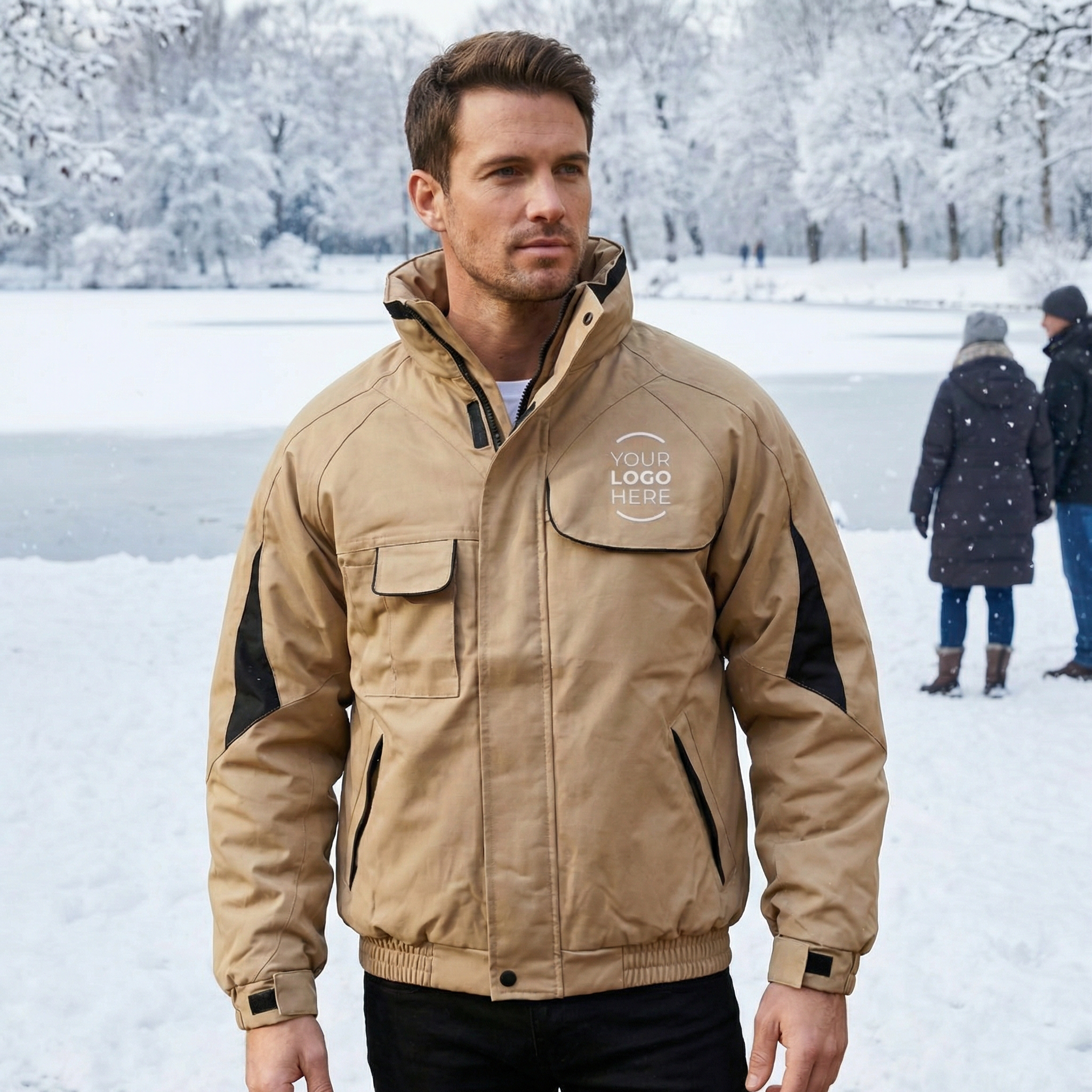 Giubbino personalizzabile beige con maniche regolabili in velcro e tasche multiple, pratico e versatile per uso quotidiano e lavorativo