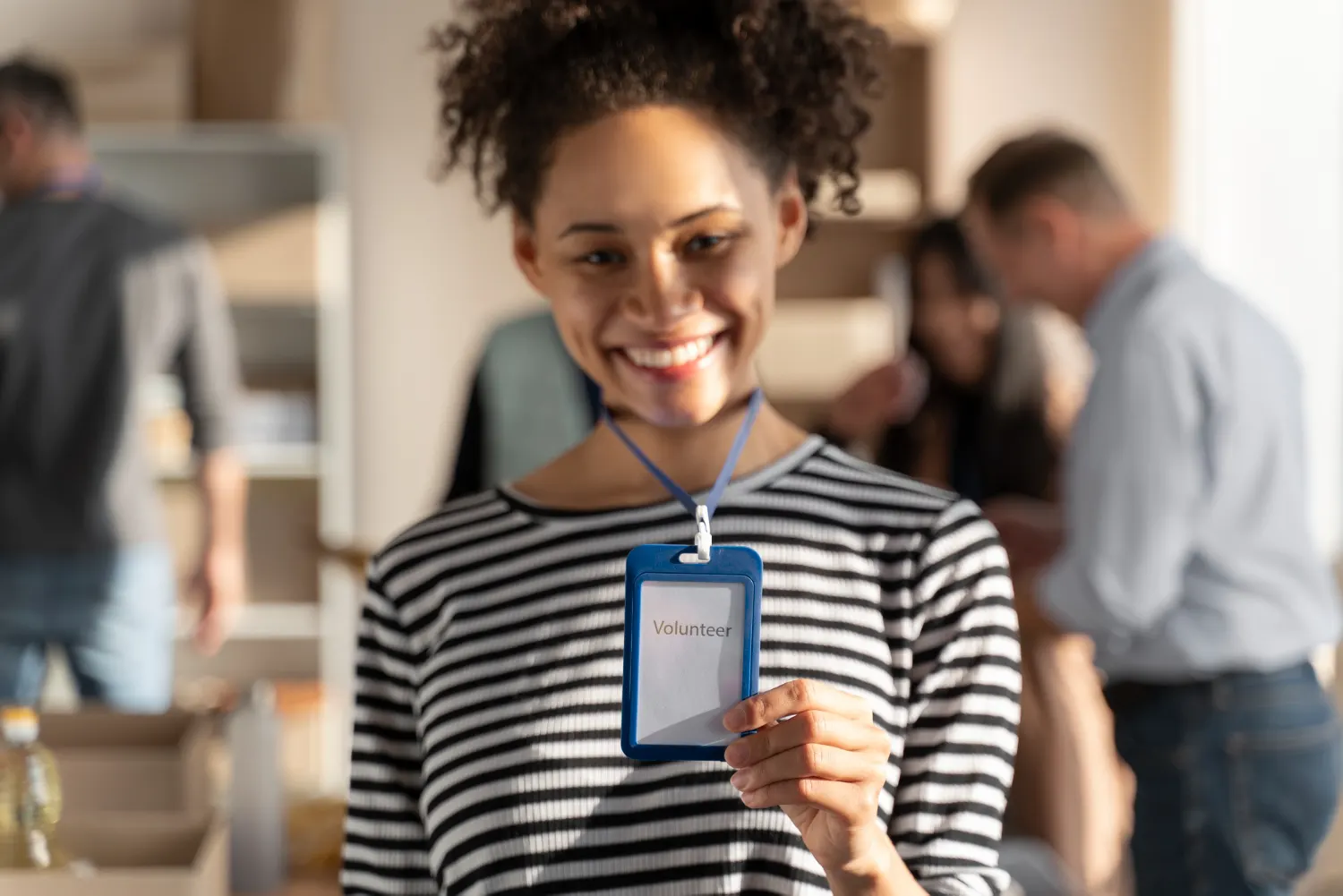 Donna sorridente con lanyard porta badge durante un evento