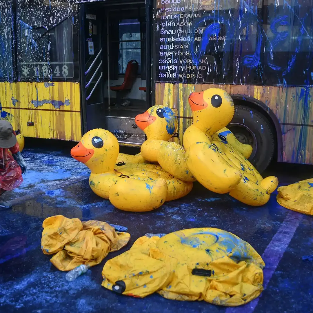 Gigantesche paperelle gonfiabili usate come scudi durante le proteste pro-democrazia in Thailandia