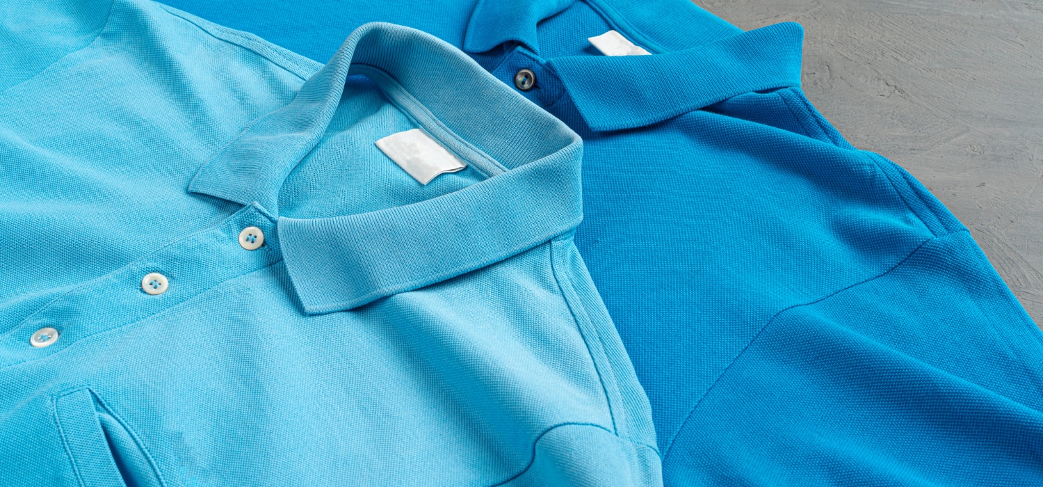 Polo sportive personalizzate in cotone piqué azzurro e blu, ideali per merchandising aziendale e abbigliamento tecnico sportivo