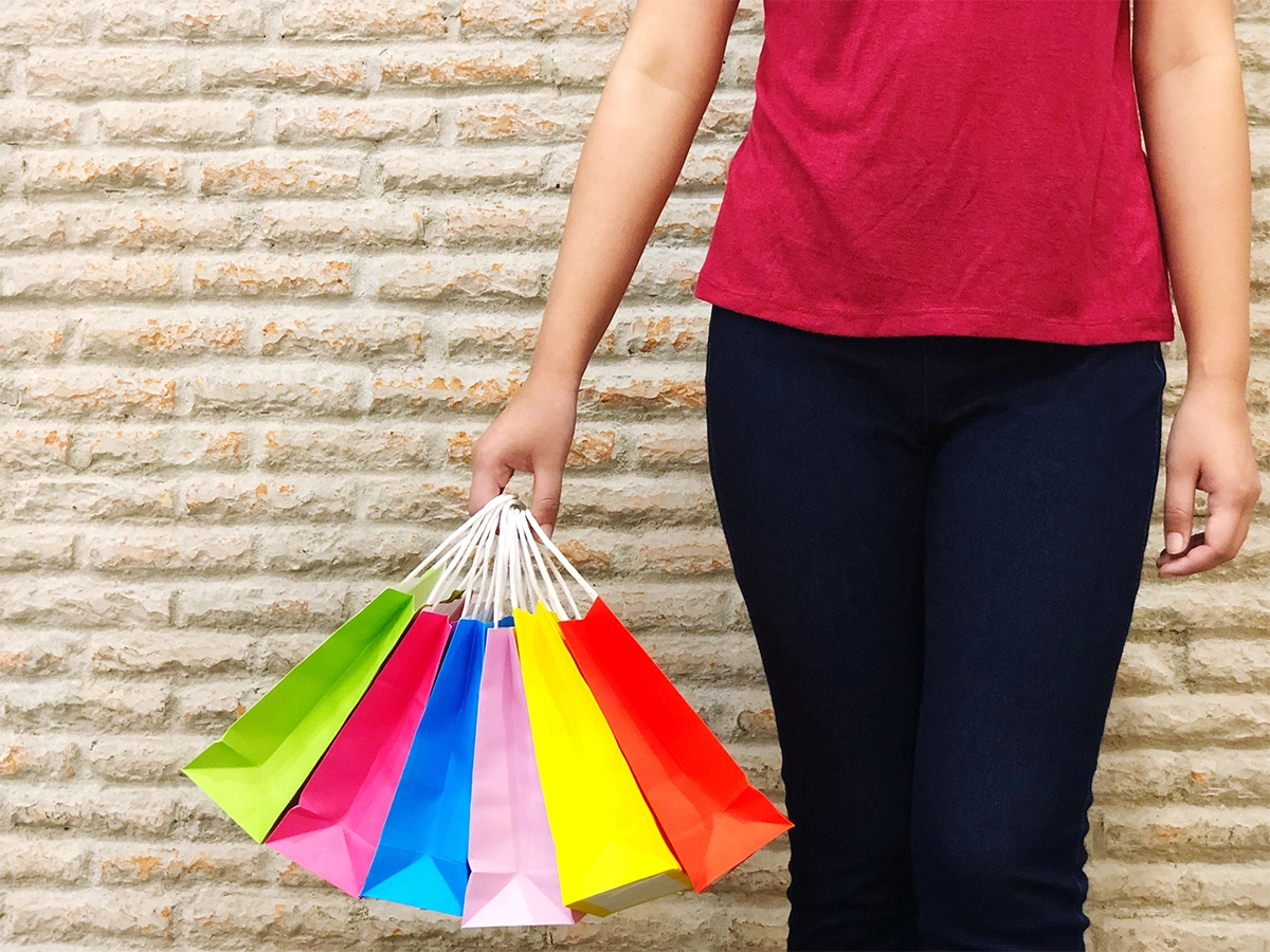 Sacchetti colorati per lo shopping che stimolano l’attenzione e le emozioni d’acquisto