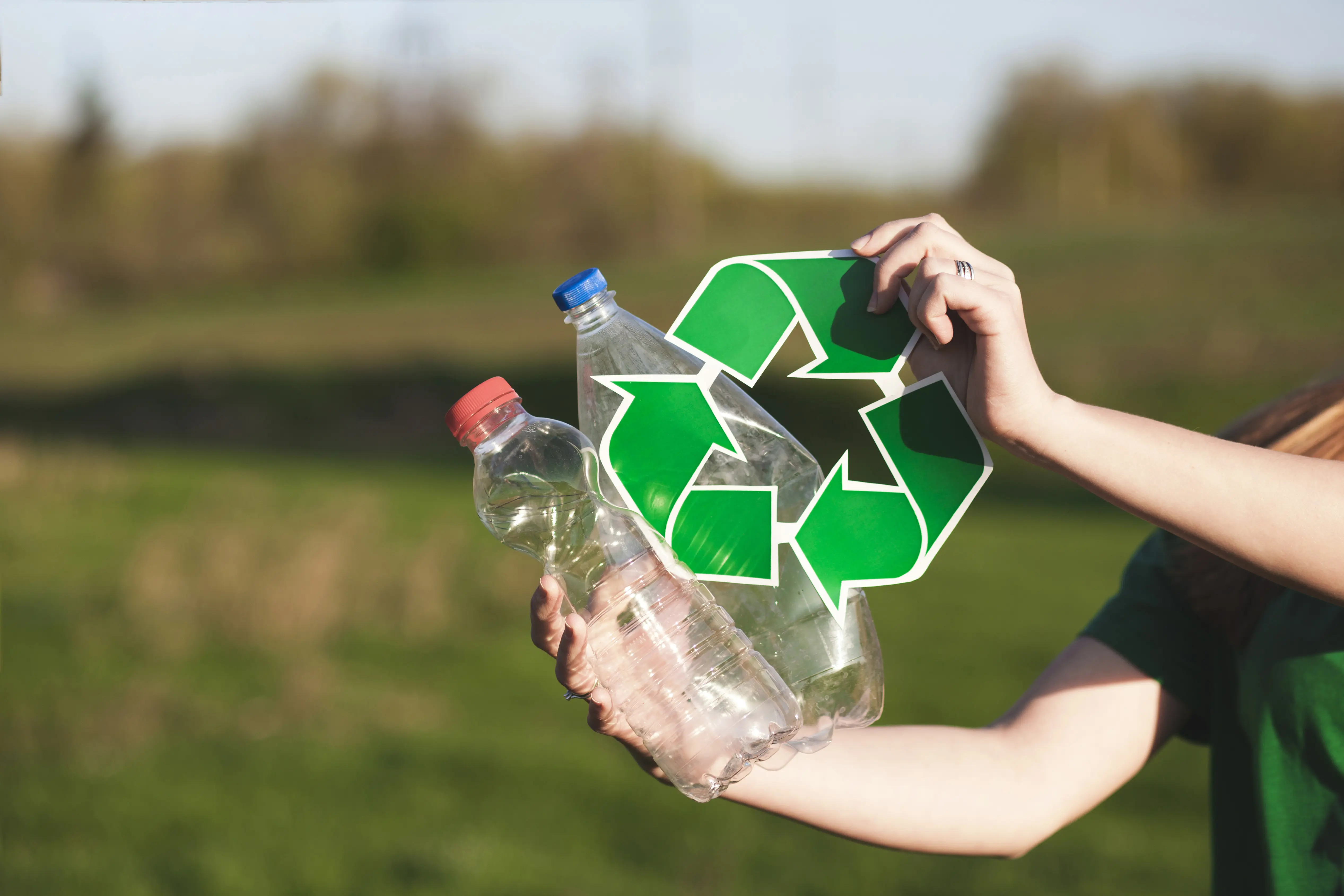 Bottiglie di plastica post-consumo pronte per il riciclo in rPET