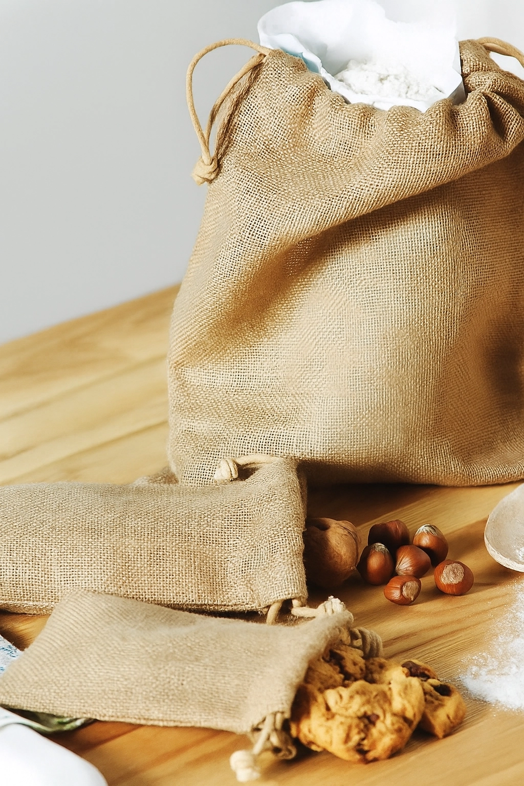 Sacchetti in juta naturali ideali come bomboniere di matrimonio eleganti e sostenibili