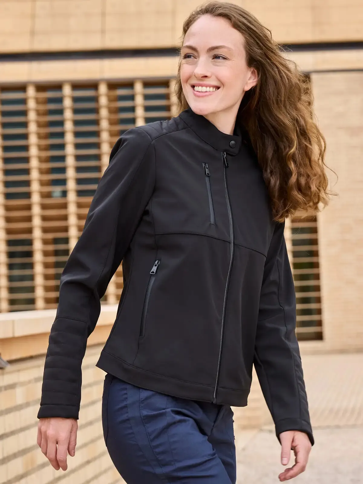 Giacca softshell da donna nera con zip e tasche: capo tecnico traspirante, antivento e idrorepellente