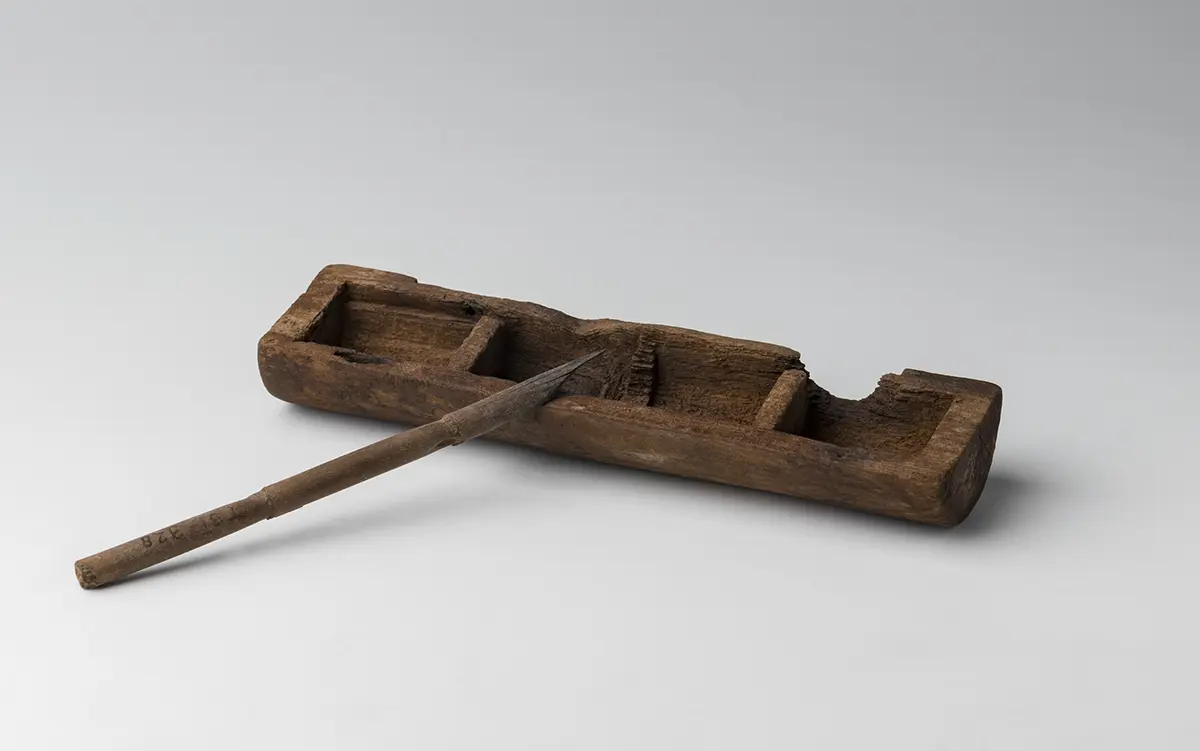 Calamo romano ricavato da canna palustre con tavoletta lignea porta-inchiostro