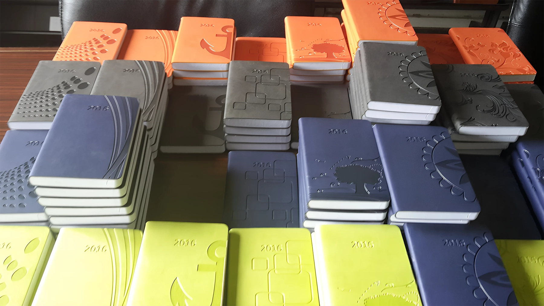 Agende colorate con decorazioni in rilievo realizzate tramite stampa a secco