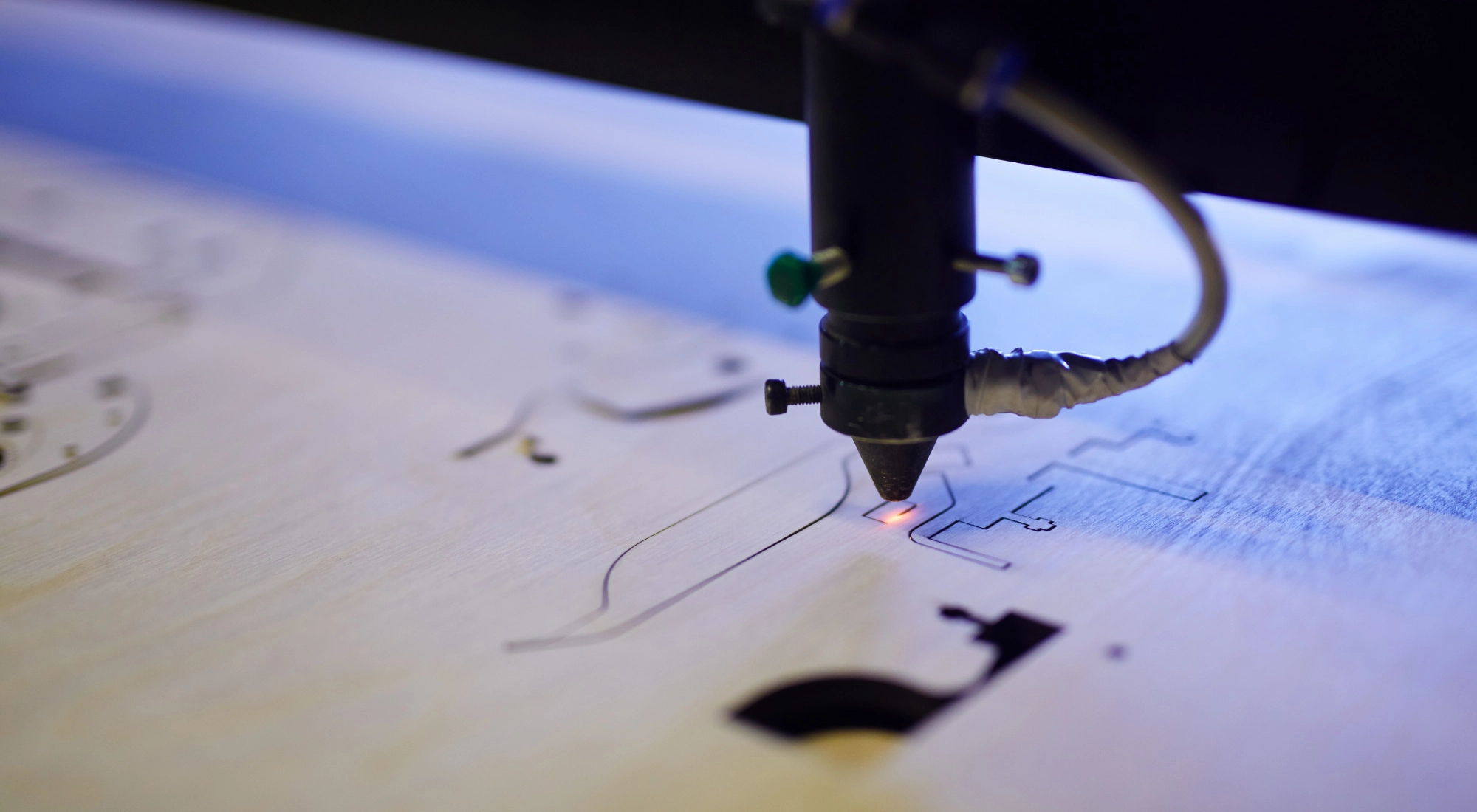 Macchina per incisione laser CO2 incide con precisione un pannello in legno chiaro