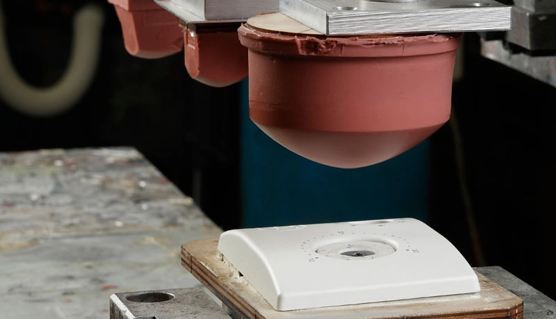 Tampone in silicone durante la stampa tampografica su superficie curva