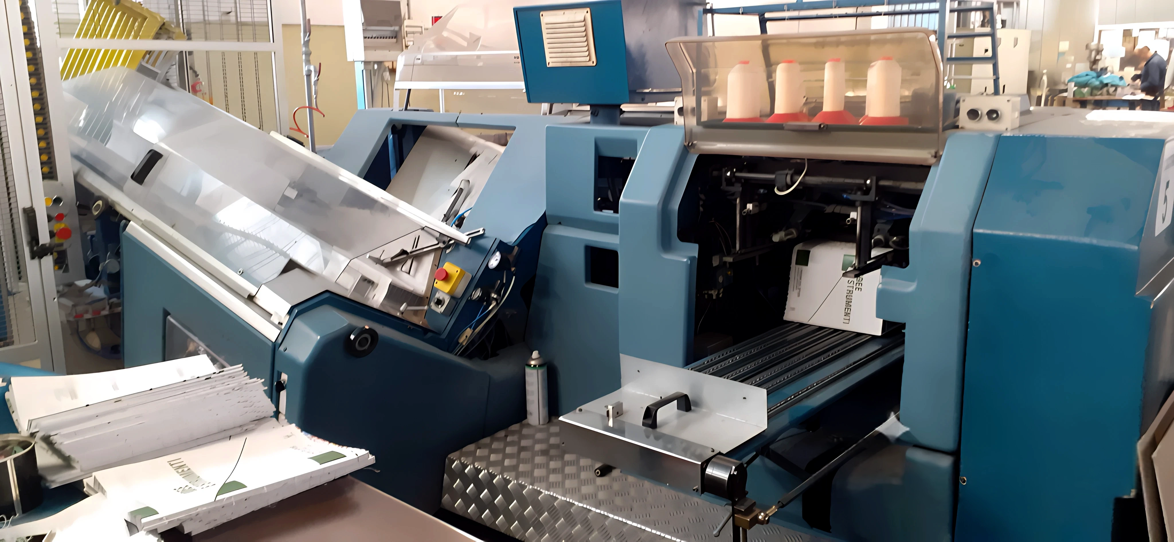 Macchinario da legatoria industriale in funzione per la produzione di agende personalizzate, interno stabilimento Gadgetoo