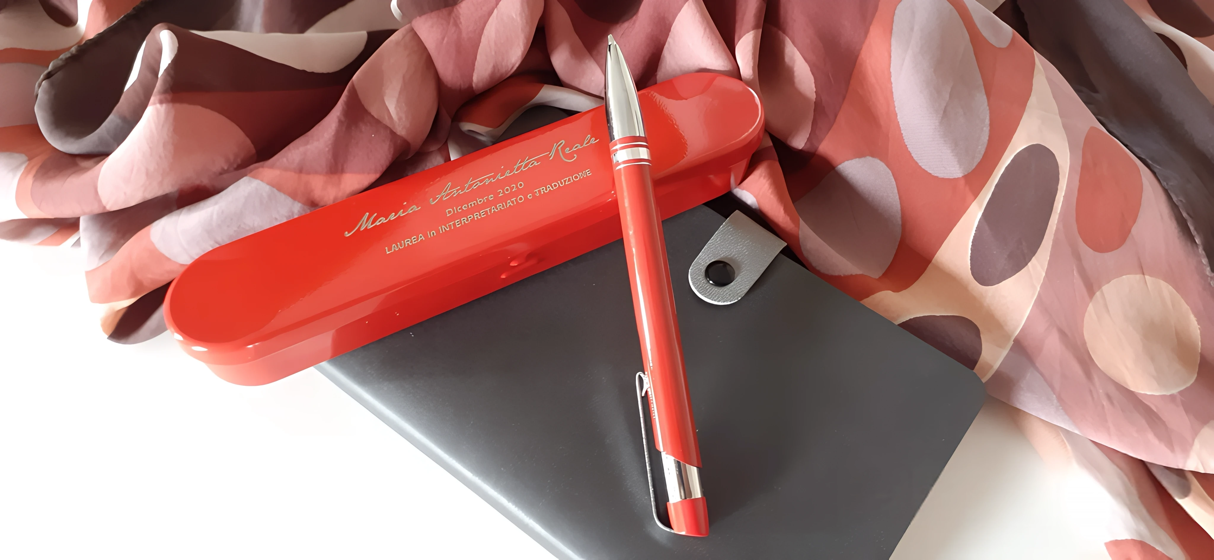 Penna rossa personalizzata con incisione laser e astuccio coordinato, ideale come regalo di laurea o omaggio aziendale