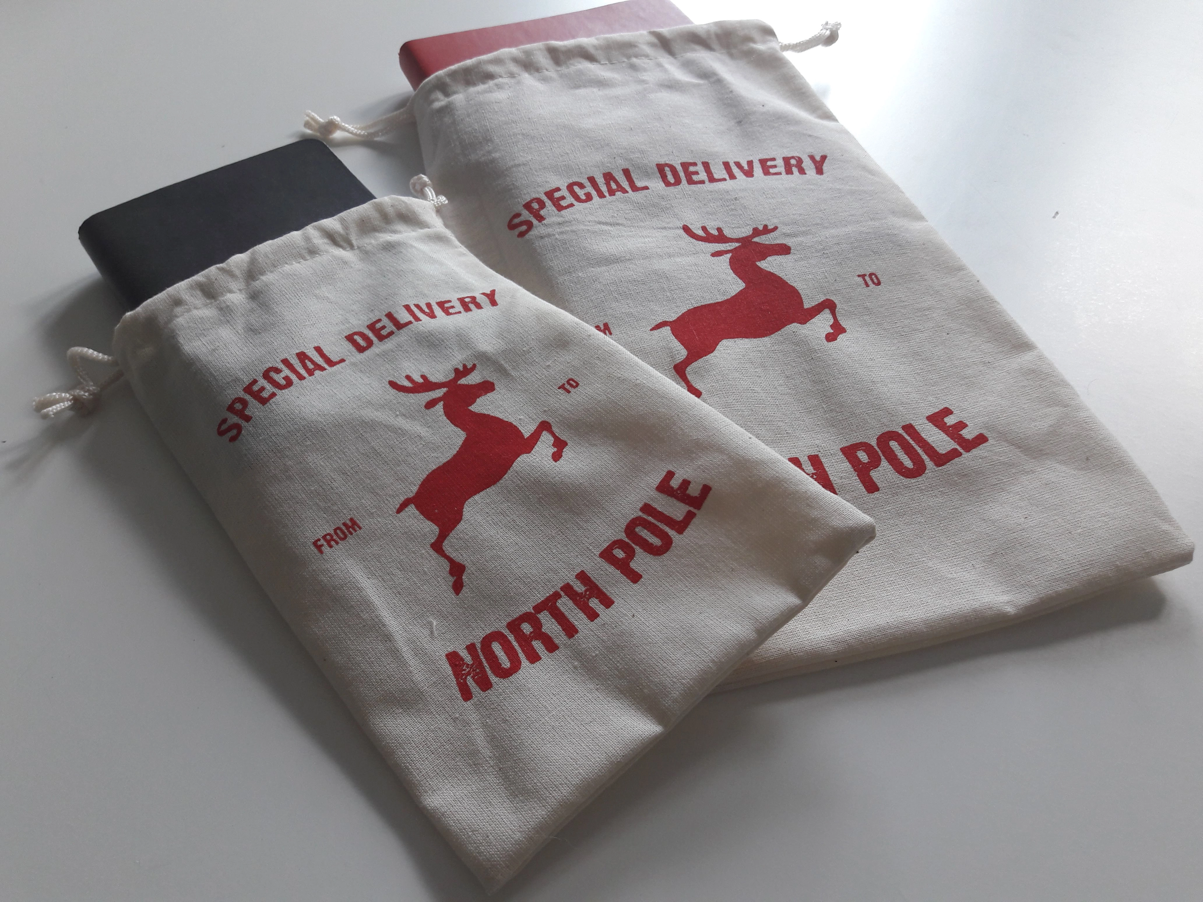 Tazza personalizzata in ceramica con stampa in sublimazione e logo istituto scolastico, esempio di gadget promozionale commemorativo