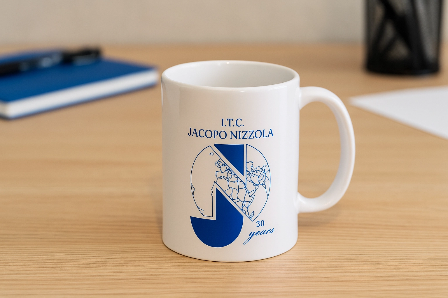 Tazza personalizzata in ceramica con stampa in sublimazione e logo istituto scolastico, esempio di gadget promozionale commemorativo