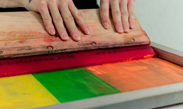 Stampa serigrafica: cos'è, vantaggi e come funziona per magliette e gadget