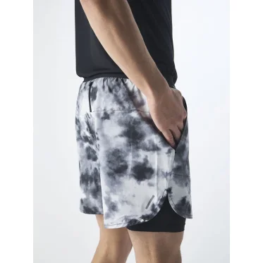 Pantaloncini sportivi genderless in poliestere con slip integrato e tasche