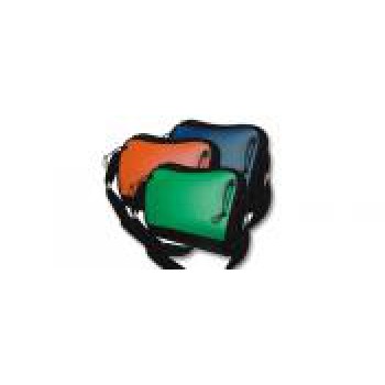 Cartella portadocumenti in pvc, finiture nere, con tracolla. Confezione in busta di nylon.