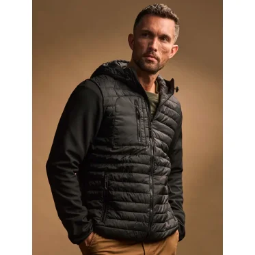 Giacca in poliestere con maniche in softshell e cappuccio regolabile