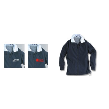 Jacket  Giubbino Actiwear, 100% poliestere idrorepellente, blu navy, colletto color ghiaccio, fodera interna in retina, chiusura con zip centrale, polsini regolabili.