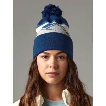 Mountain Peaks Pom Pom Beanie personalizzabile Beechfield con pom pom sostenibile
