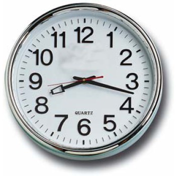 Orologio gigante rifiniture cromate sfondo bianco