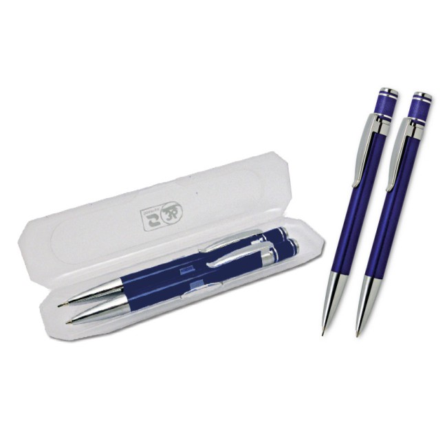 Parure  penna a sfera e mina a rotazione, fusto in alluminio colorato, clip cromata, refil nero a triplice carica. Confezione in astuccio bianco trasparente.