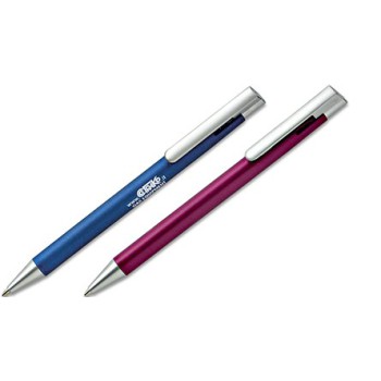 Penna  sfera a scatto, fusto in alluminio, particolari cromati, refil nero. Confezione in astuccio di vellutino nero.