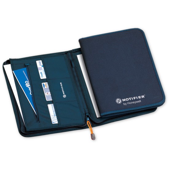 Portablocco  con chiusura lampo. Tasca interna per documenti e taschine porta-calcolatore e biglietti da visita, blocco da 20 fogli formato UNI A4, (a parte). Confezione in busta di nylon.