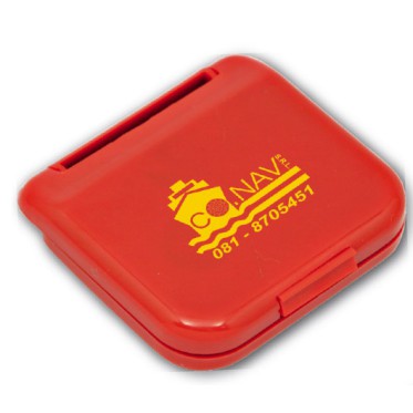 Set cucito personalizzabile rosso con forbici aghi spilli e fili colorati