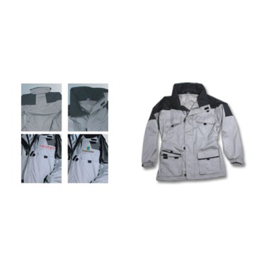 Sporting   giacca  "Actiwear" in pvc bicolore beige/nero, maniche regolabili con velcro, 2 tasche interne e 4 esterne, cappuccio estraibile. Confezione in polybag.