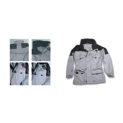 Sporting   giacca  "Actiwear" in pvc bicolore beige/nero, maniche regolabili con velcro, 2 tasche interne e 4 esterne, cappuccio estraibile. Confezione in polybag.