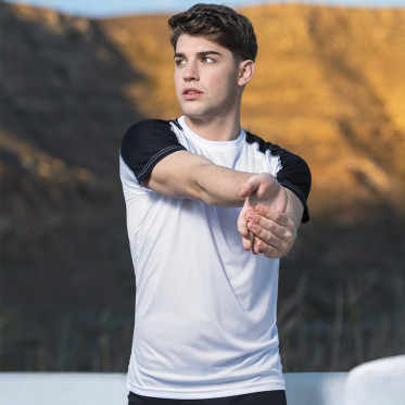 T-shirt tecnica personalizzabile bianca con striscia colorata sulle maniche