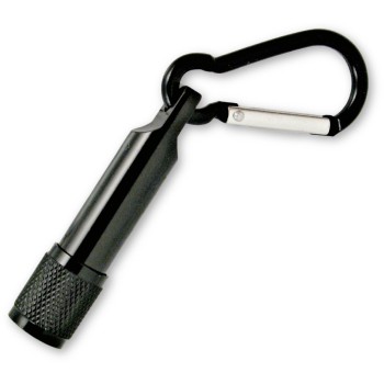 Torcia con moschettone in alluminio colorato. Confezione in polybag.