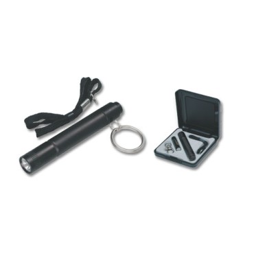 Gadget scontato personalizzato con logo - Torcia  in colore nero, completa di batteria e laccio.Confezione in scatola nera in plastica con fascetta bianca.